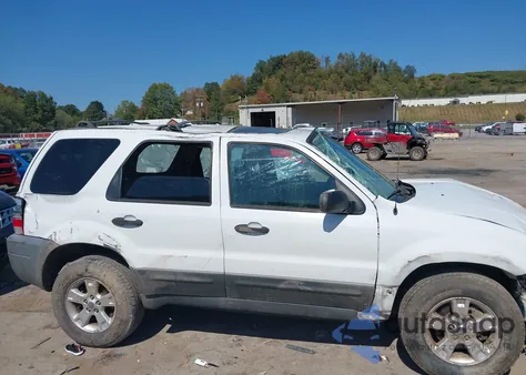 2005 Ford Escape Xlt z USA, uszkodzony, nr VIN 1FMYU93125DA16888